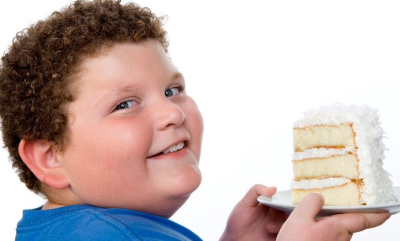 طرق التعامل مع الطفل المصاب بالسمنة وطرق إقناعه بالرجيم