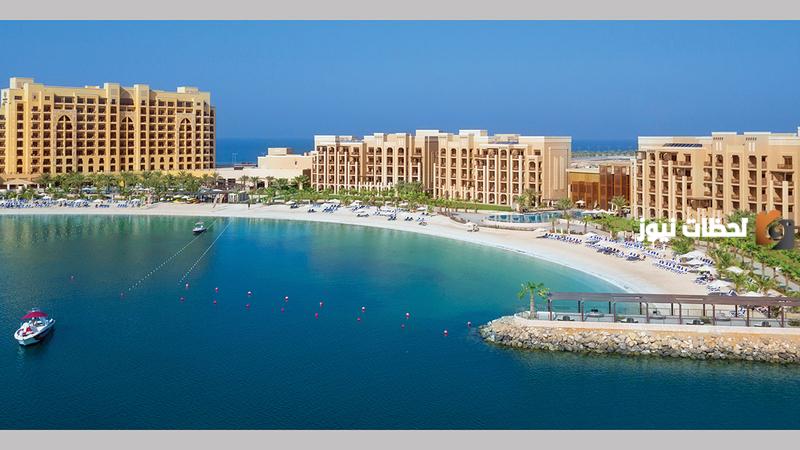 أين يقع منتجع جزيرة المرجان وما أهميته؟