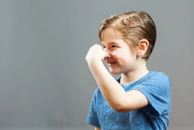 التخلص من رائحة العرق للاطفال بدون مزيلات عرق