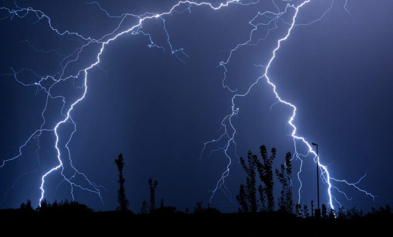 سُحب رعدية تُغطي سماء السعودية.. وأمطار غزيرة تُكون سيولًا جارفة هذه المناطق