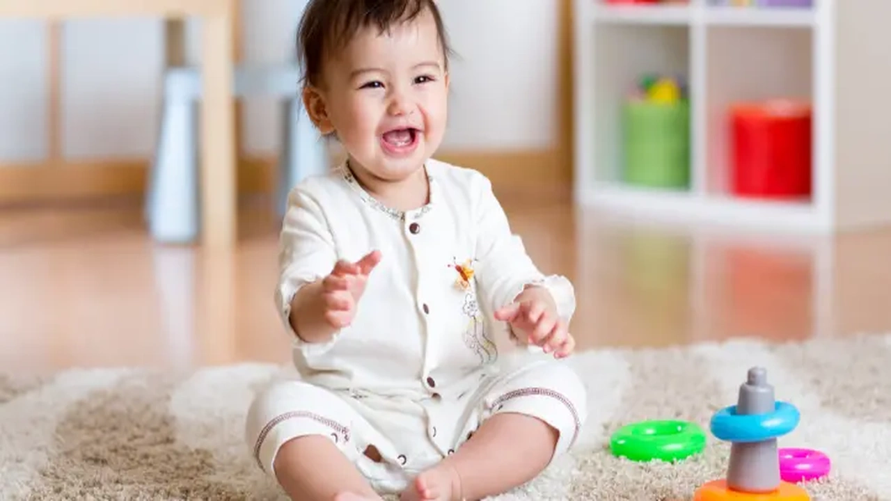 في أي شهر يجلس الطفل ونصائح لمساعدته على الجلوس