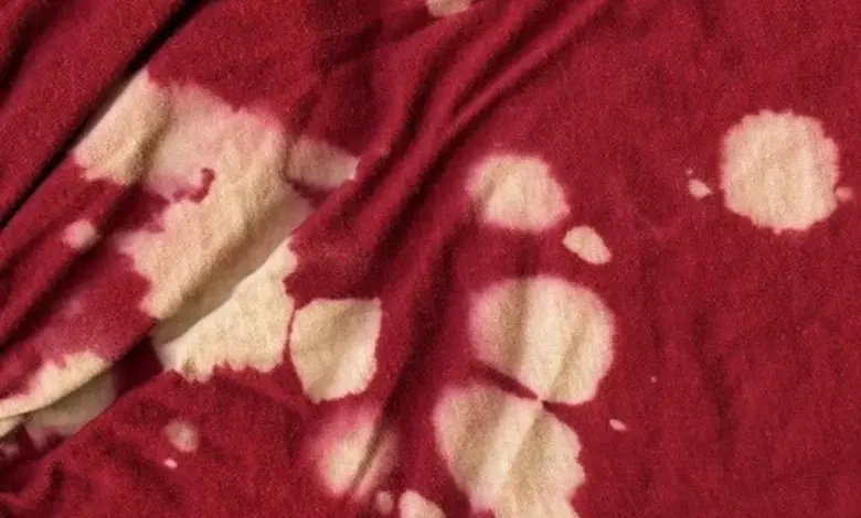 كيفية إزالة بقع الكلور من الملابس الملونة