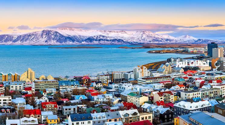 ما هي مساحة آيسلندا وما هي أشهر معالمها السياحية؟